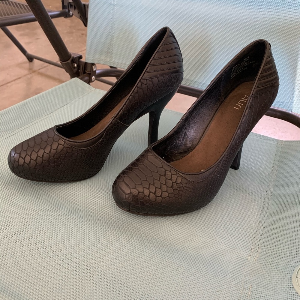 Women’s snake skin print heels size 8